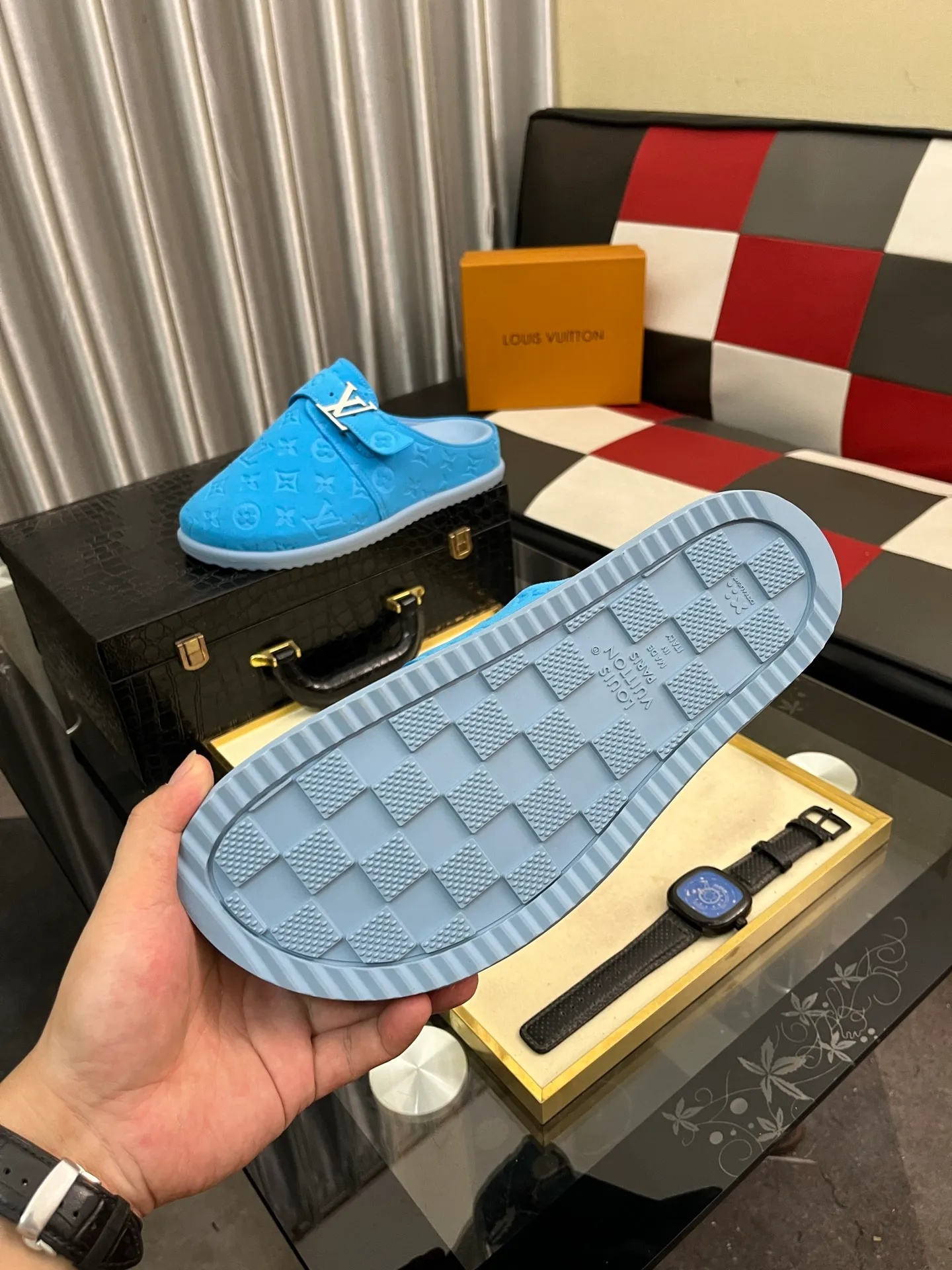 Men's shoes 💰380⌚️⌚️2025 new men's casual sandals and slippers, made of suede cow leather, with Monogram pattern to highlight the trendy style. Adjustable straps illuminated with LV letters, while a resilient insole and micro outsole provide lightweight comfort. Made of suede cow leather with embossed Monogram pattern and brand element metal hardware✅Adjustable straps➕Tough insole‼ ️Micro outsole. Comfortable and easy to wear‼ ️size: 38-446️⃣Colors available